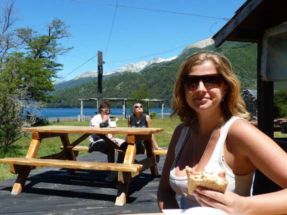 Antes de subir a montanha, um lanche no restaurante do camping para ganhar energia, no parque Lanin, na região de San Martín de Los Andes, na Argentina